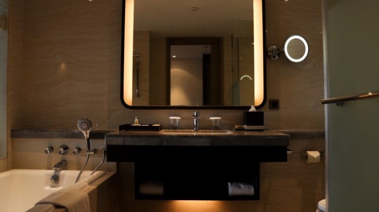 Wybór idealnego lustro do łazienki: funkcjonalność i estetyka - jak dokonać prawidłowego wyboru?