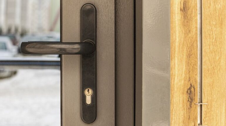 Rozmiar drzwi zewnętrznych - co ozanczają liczby określające wejściowe drzwi do domu?